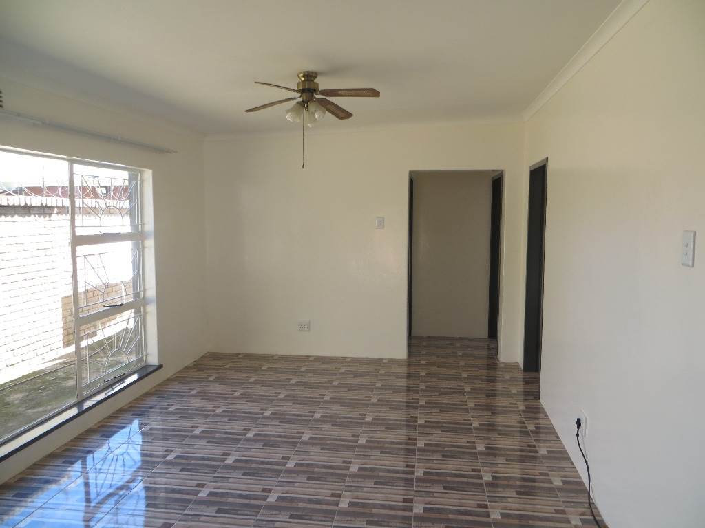 2 Bed Flat in Carletonville photo number 7