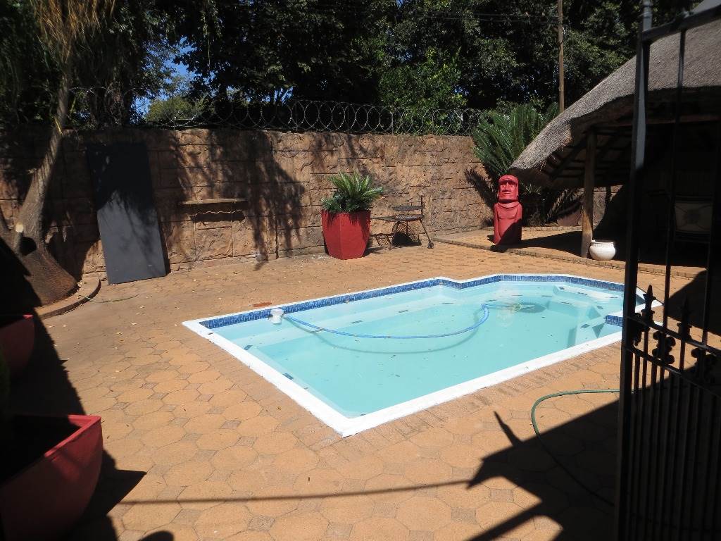 2 Bed Flat in Carletonville photo number 3