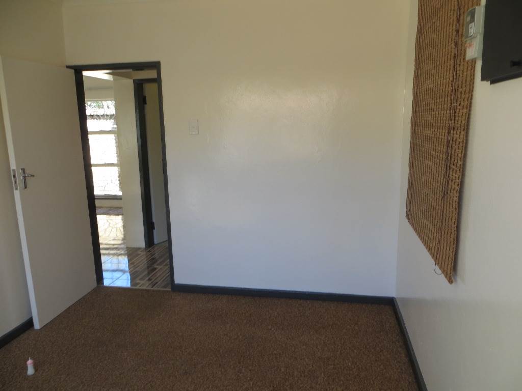 2 Bed Flat in Carletonville photo number 11