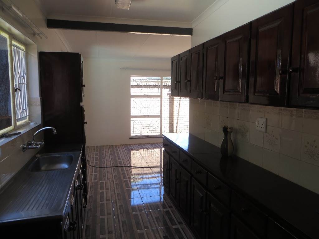 2 Bed Flat in Carletonville photo number 4