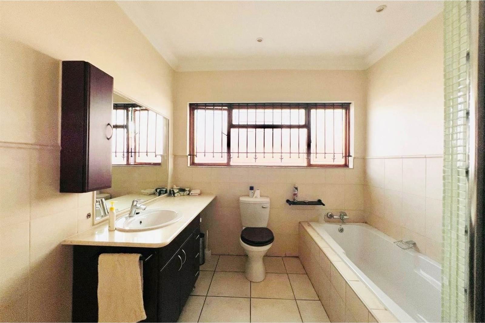 4 Bed House in Douglasdale photo number 18
