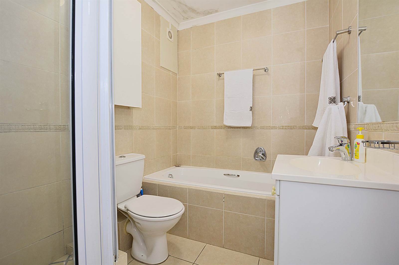 3 Bed Apartment in Tableview photo number 9