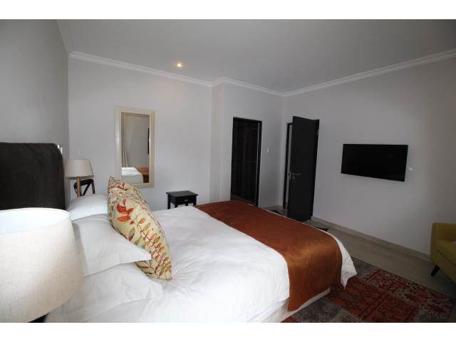 2 Bed Apartment in Rosebank photo number 7