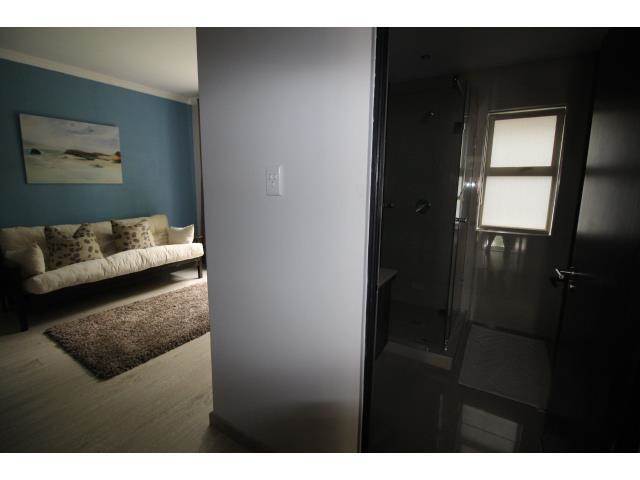 2 Bed Apartment in Rosebank photo number 12