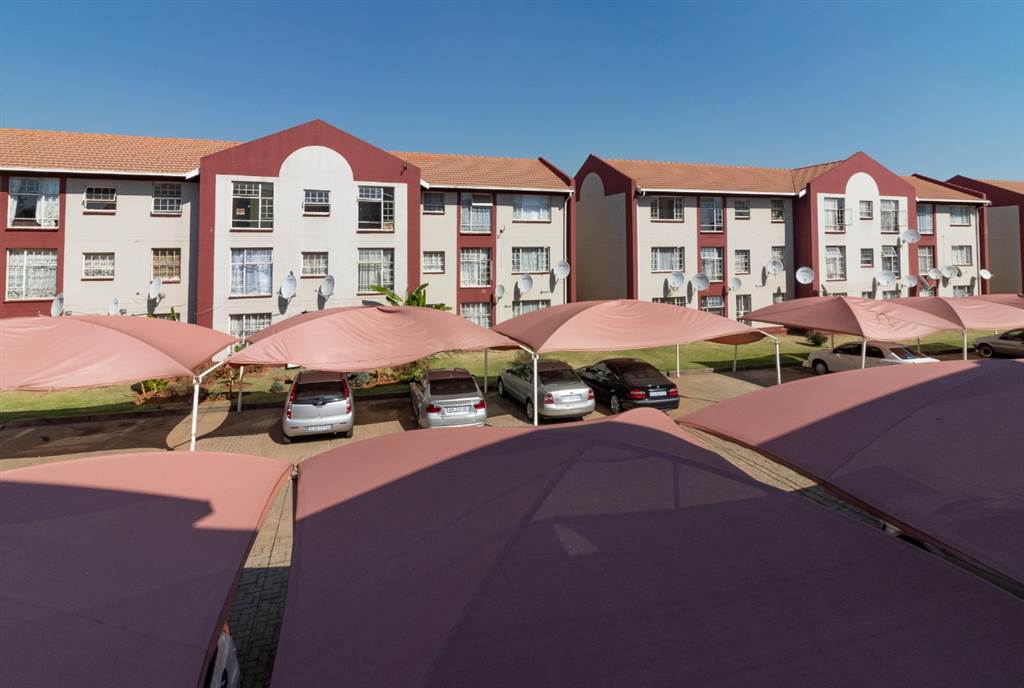 2 Bed Apartment in Kempton Park Central photo number 11