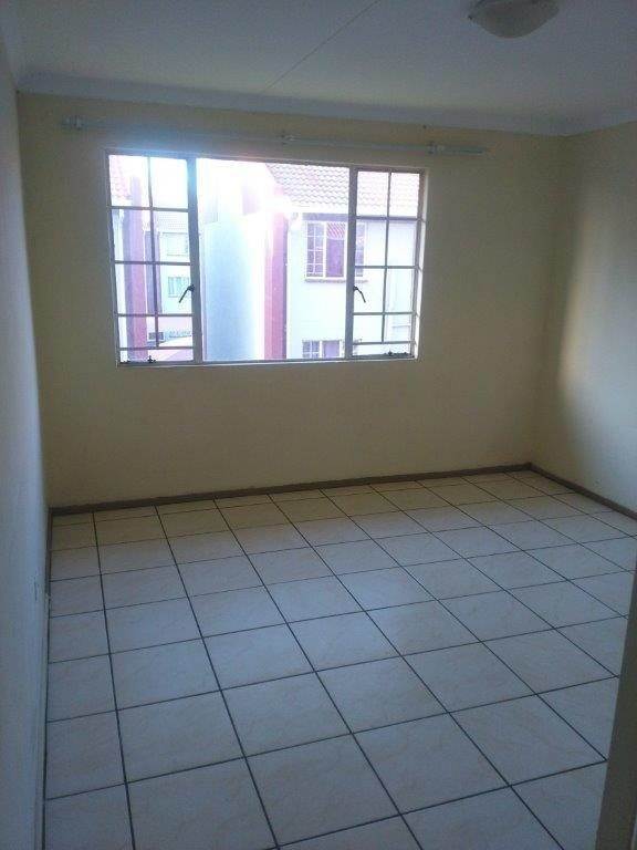 2 Bed Apartment in Kempton Park Central photo number 9
