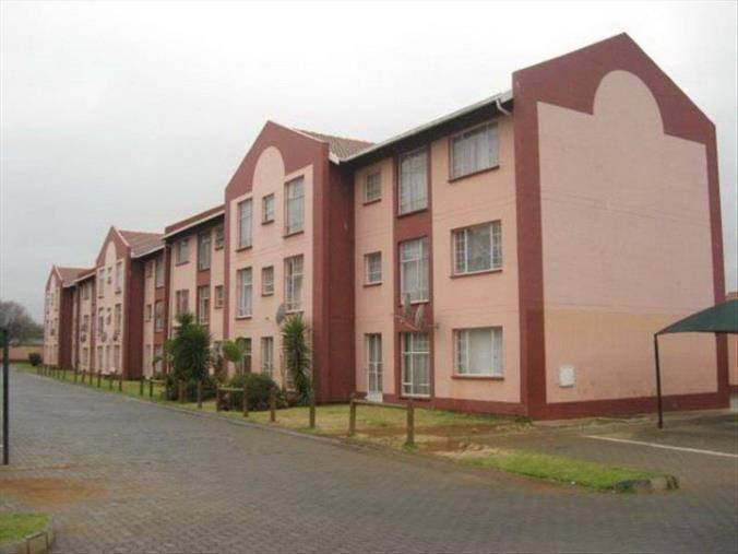 2 Bed Apartment in Kempton Park Central photo number 3
