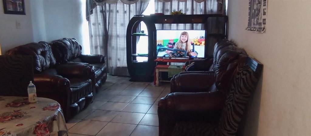 2 Bed Flat in Vereeniging Central photo number 4