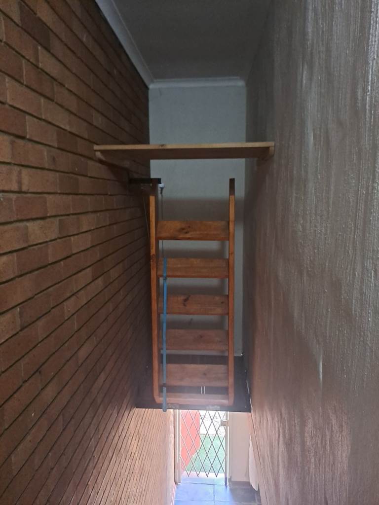 2 Bed Townhouse in Rietfontein photo number 8