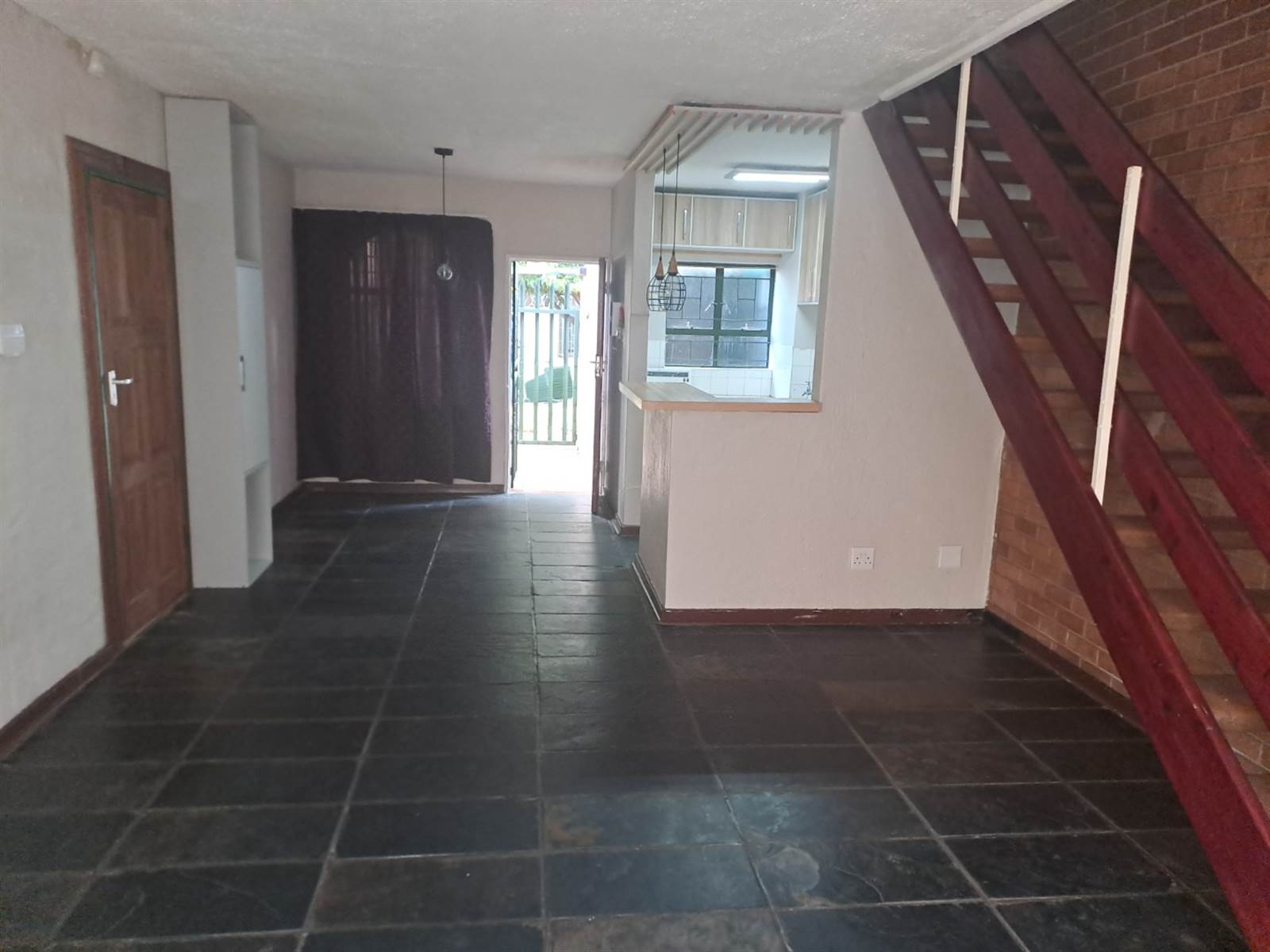 2 Bed Townhouse in Rietfontein photo number 4