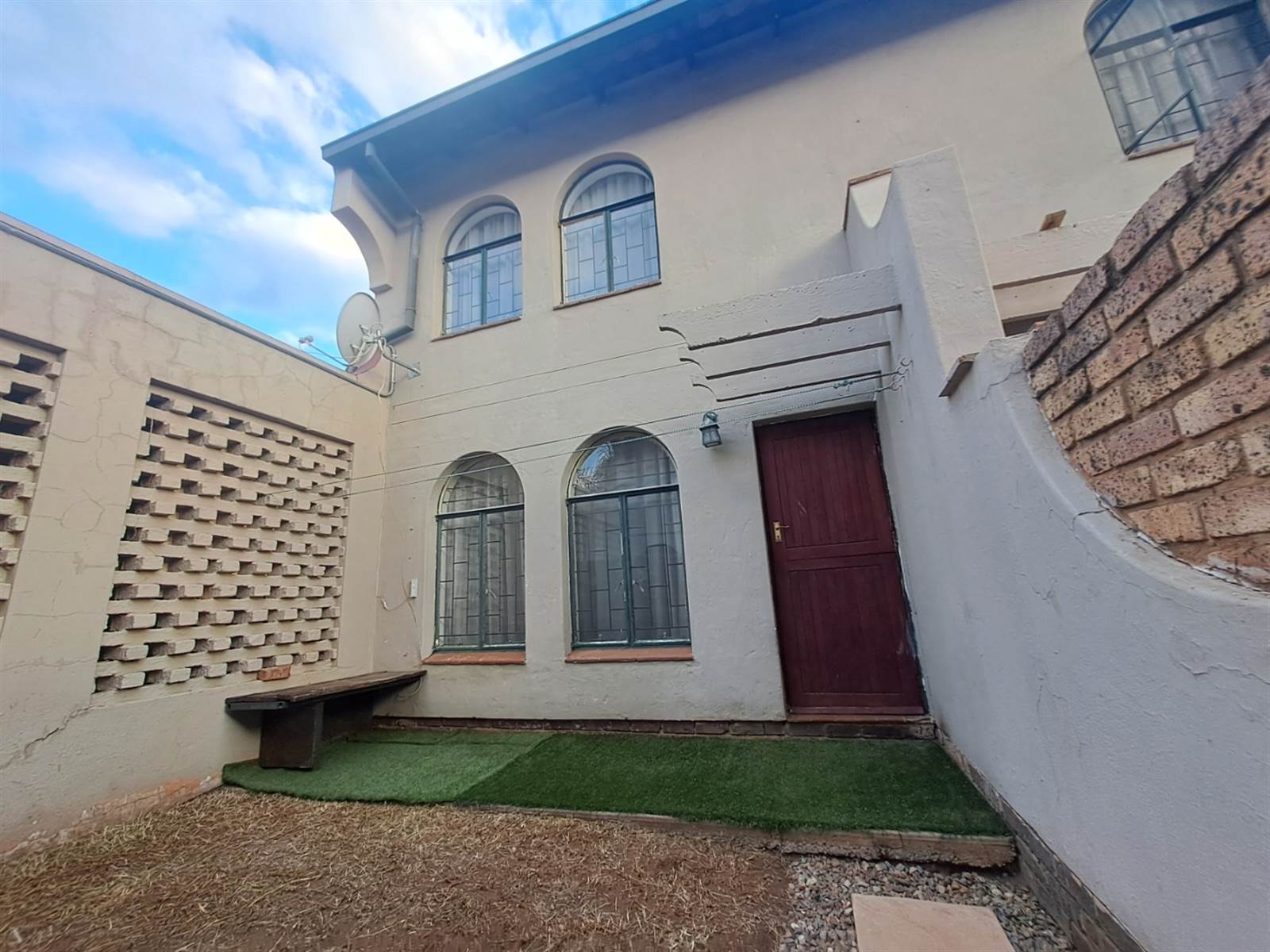 2 Bed Townhouse in Rietfontein photo number 1