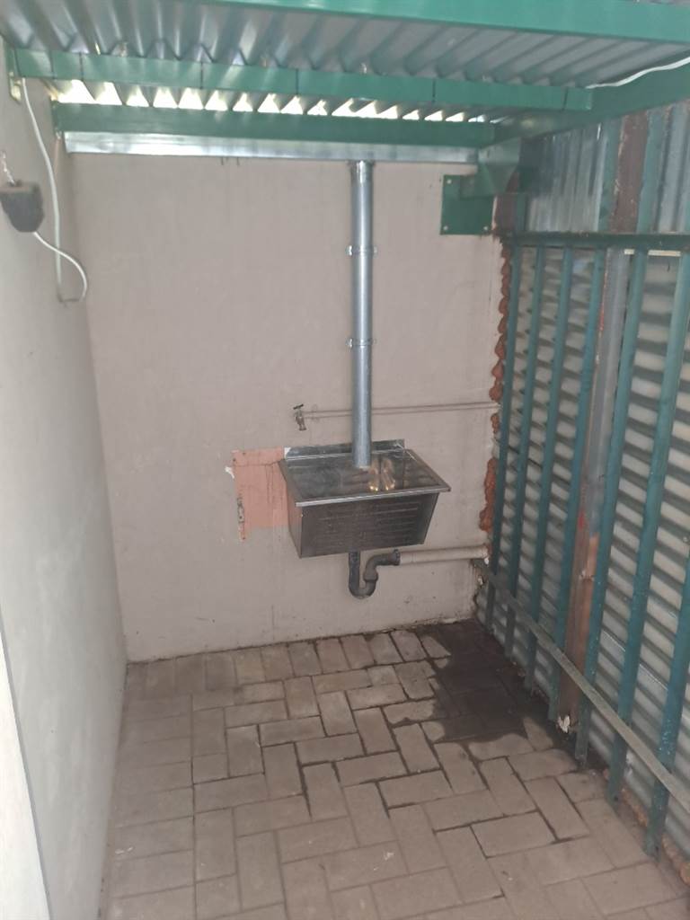 2 Bed Townhouse in Rietfontein photo number 16