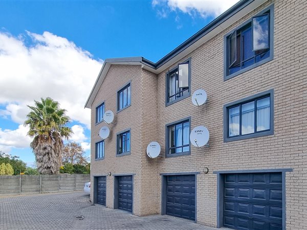 3 Bed Apartment in Vredekloof East