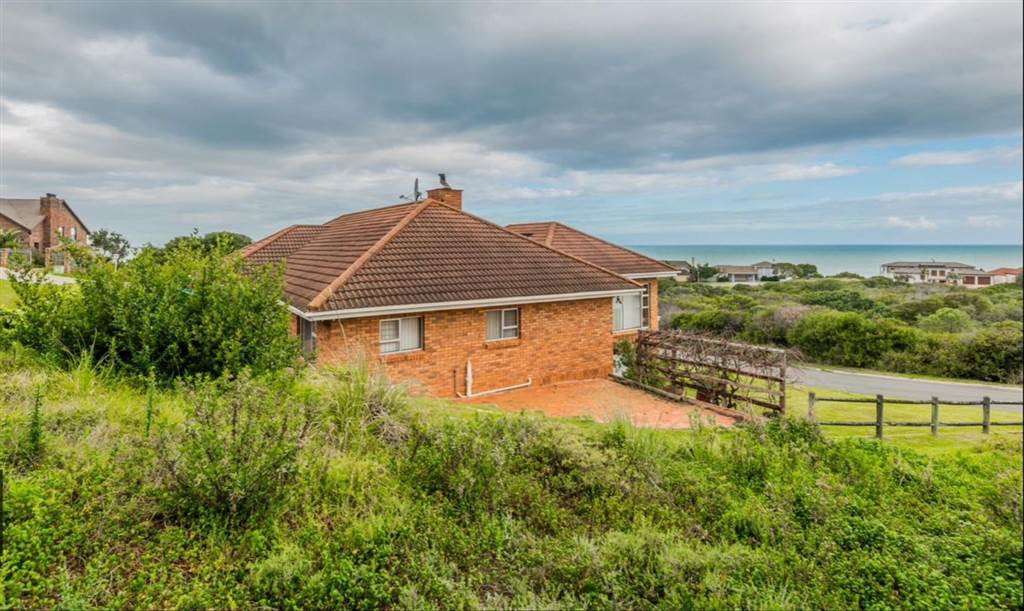 1008 m² Land available in Outeniqua Strand photo number 10