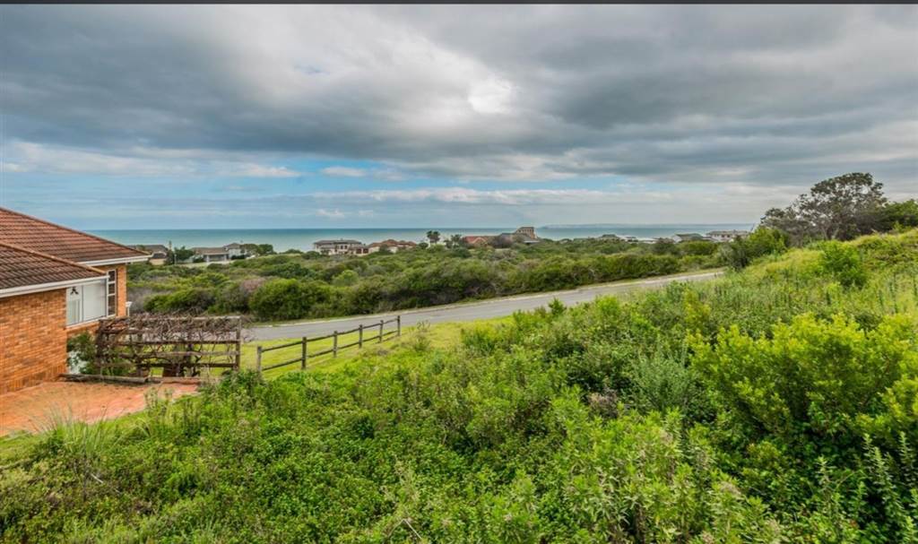 1008 m² Land available in Outeniqua Strand photo number 11