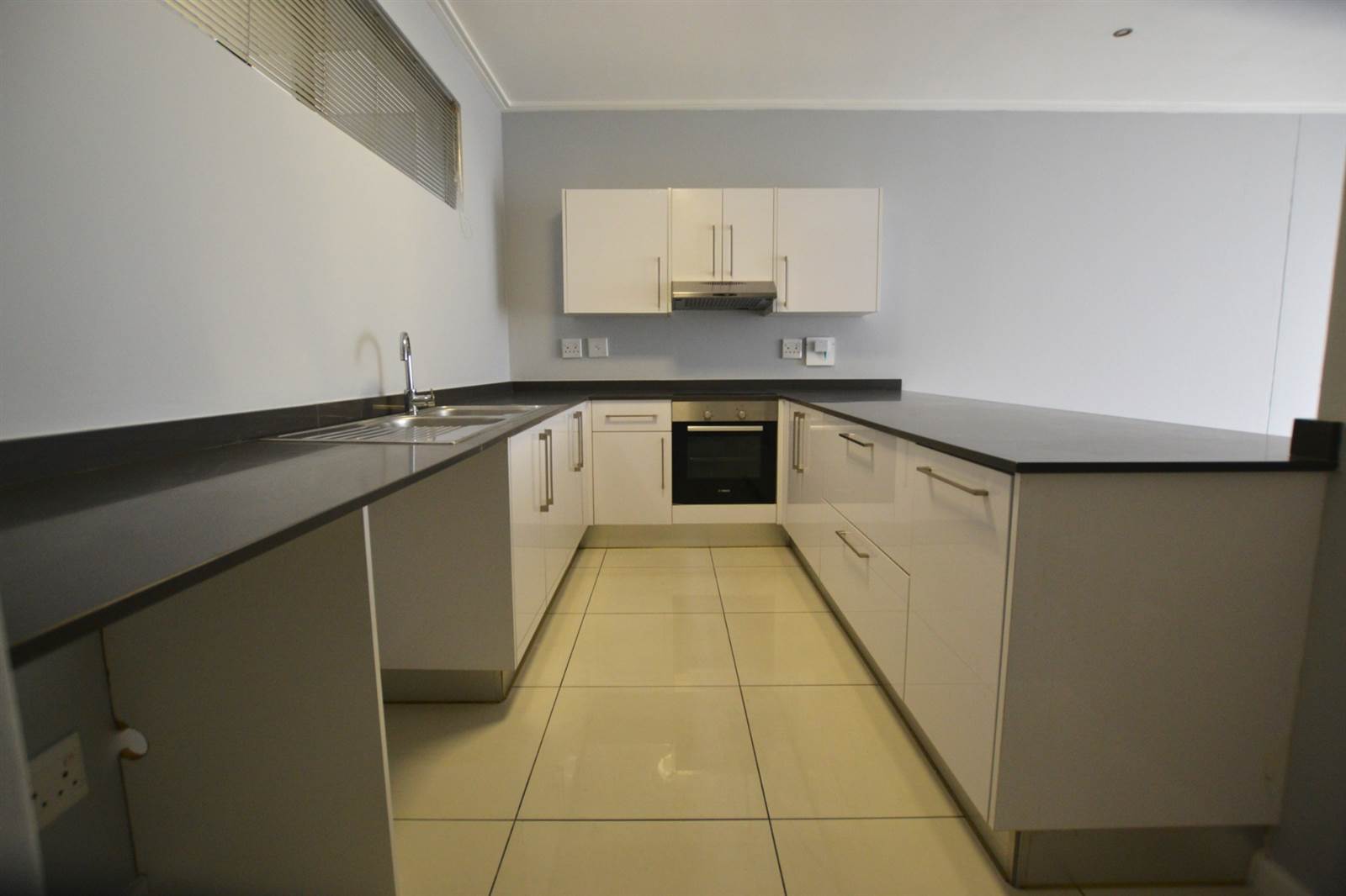 2 Bed Apartment in Bedfordview photo number 3