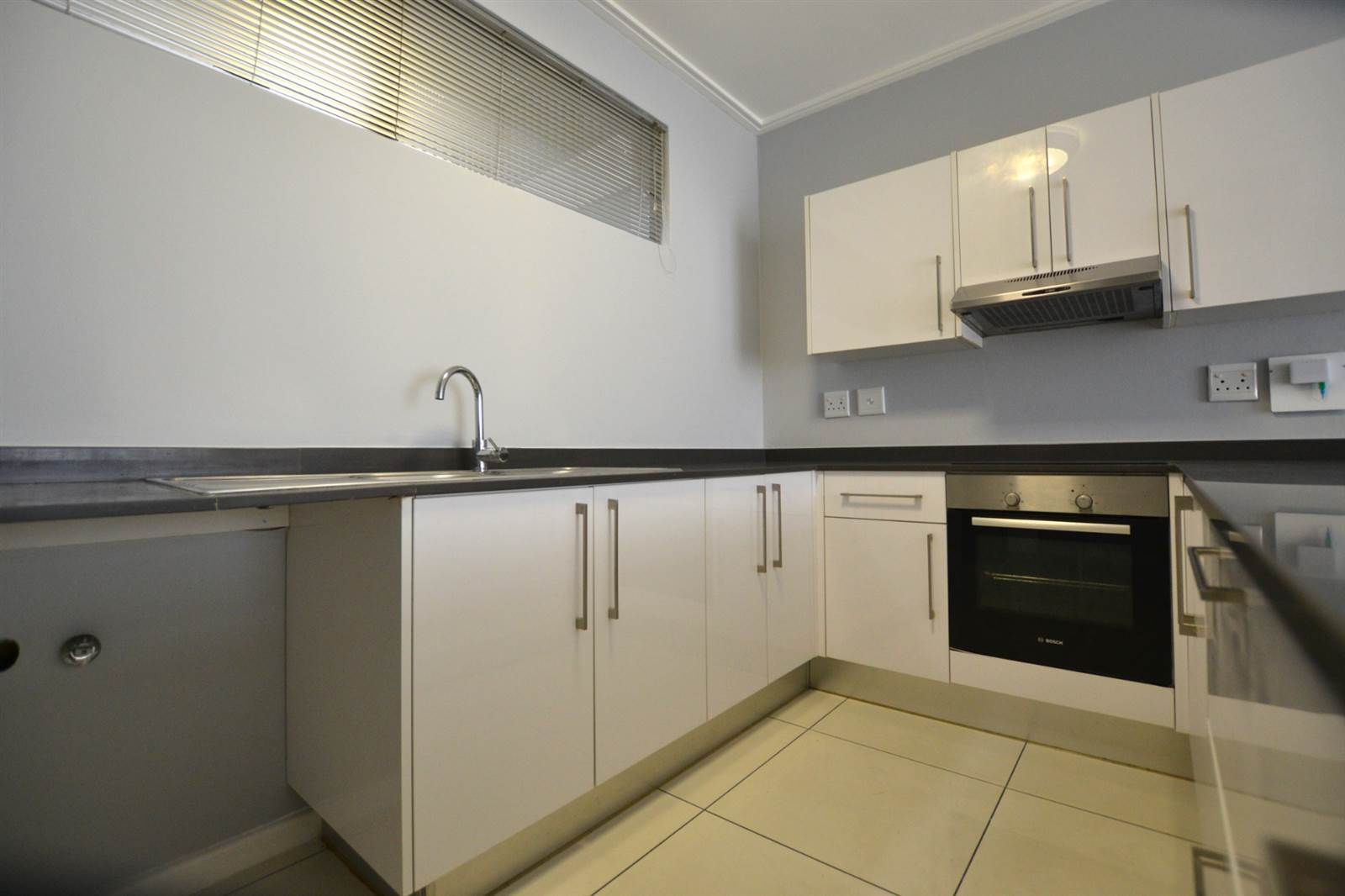 2 Bed Apartment in Bedfordview photo number 4