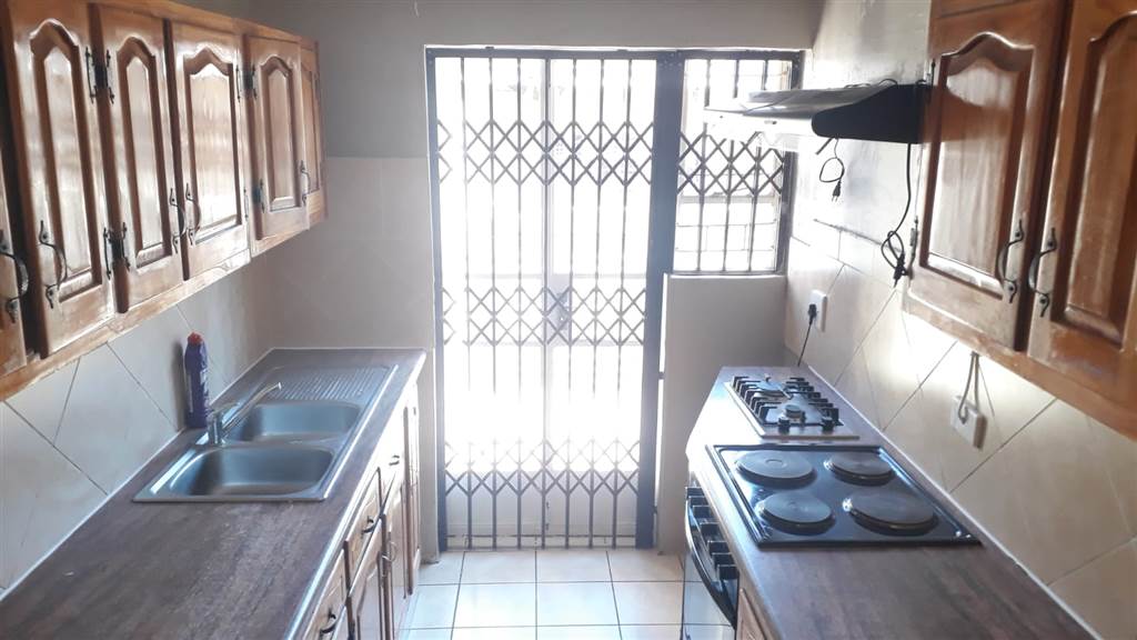 3 Bed Townhouse in Polokwane Central photo number 12