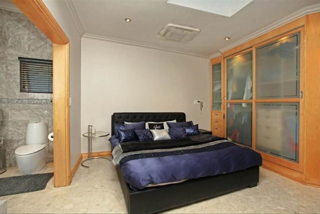 6 Bed House in Bedfordview photo number 10