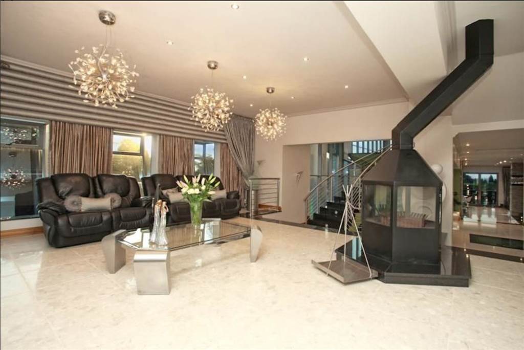 6 Bed House in Bedfordview photo number 6