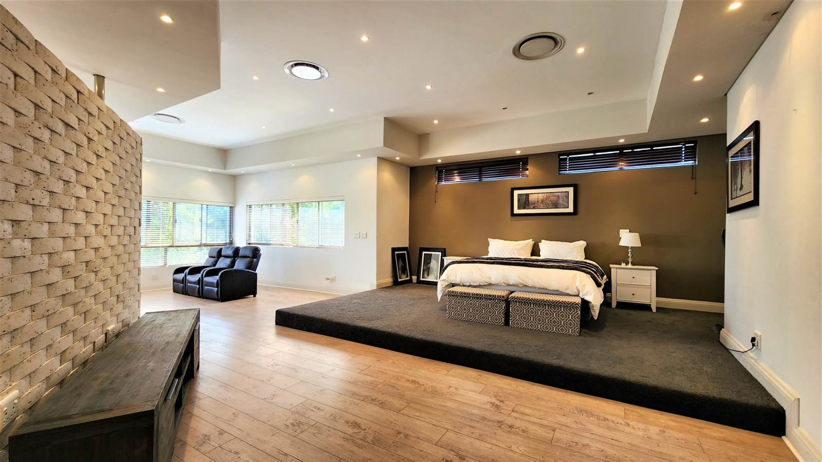 6 Bed House in Fourways Gardens photo number 5