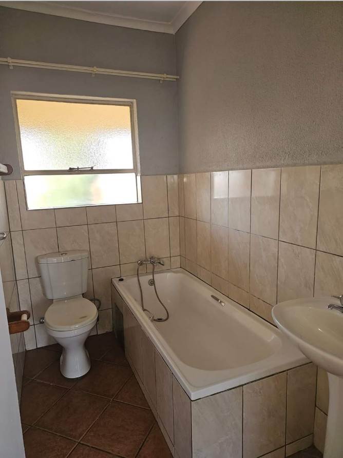 2 Bed Flat in Rensburg photo number 3