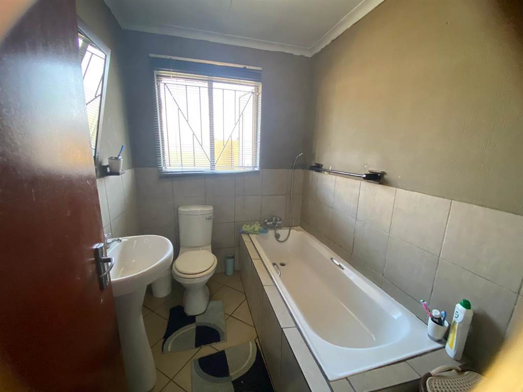 3 Bed House in Vereeniging photo number 13