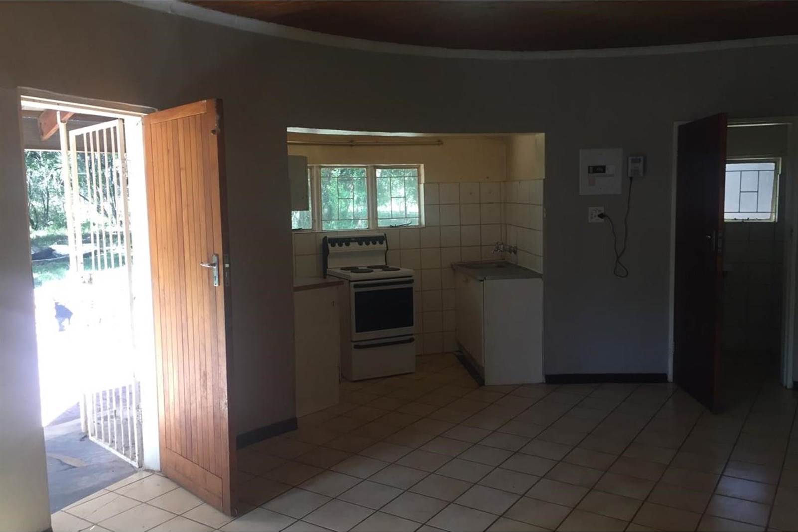 2 Bed House in Hartbeespoort Dam photo number 4