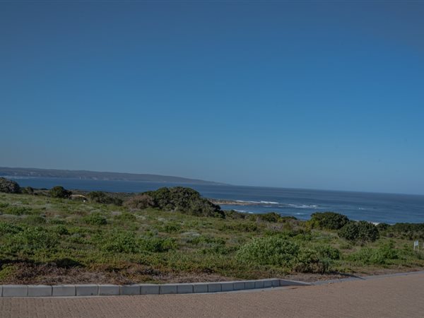 844 m² Land available in Stilbaai