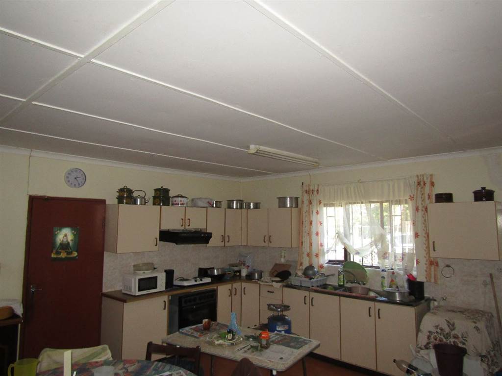 3 Bed House in Woodgrange photo number 4