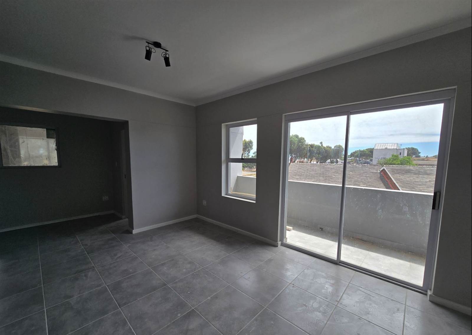 1 Bed Apartment in Tableview photo number 8