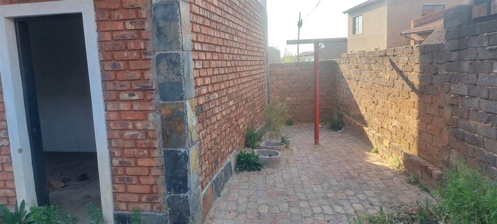 10 Bed Apartment in Spruit View photo number 5