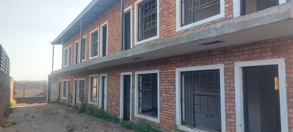 10 Bed Apartment in Spruit View photo number 3