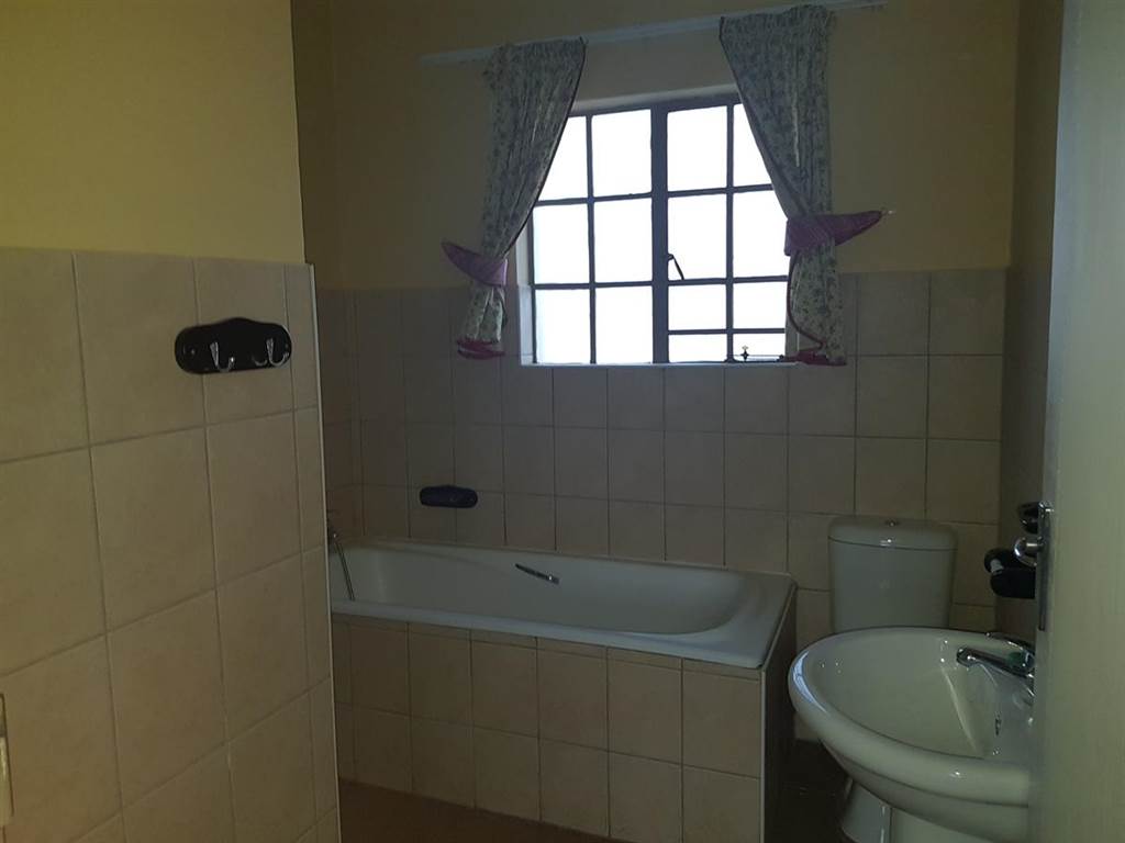 3 Bed Townhouse in Waterkloof photo number 17