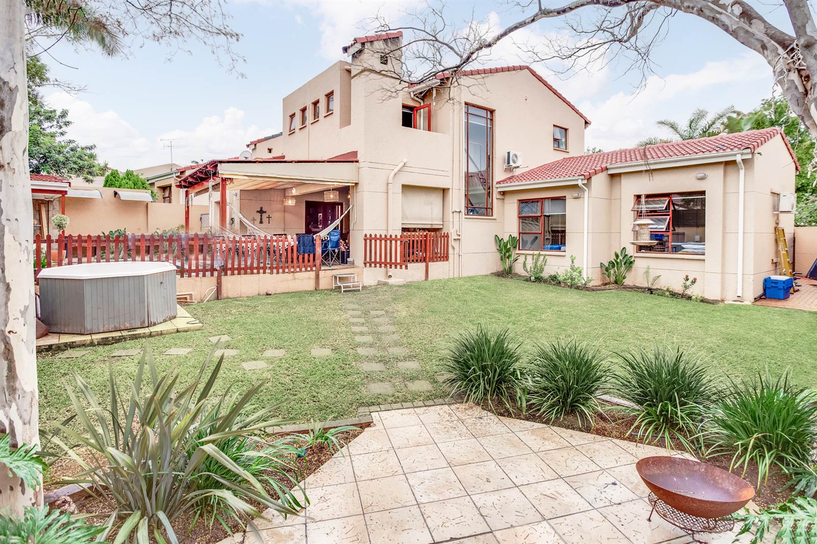 4 Bed House in Douglasdale photo number 1