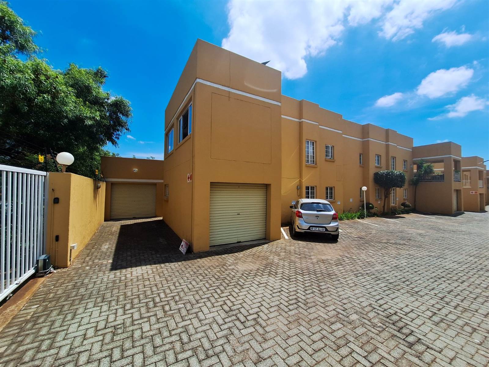 3 Bed Apartment in Krugersdorp North photo number 1