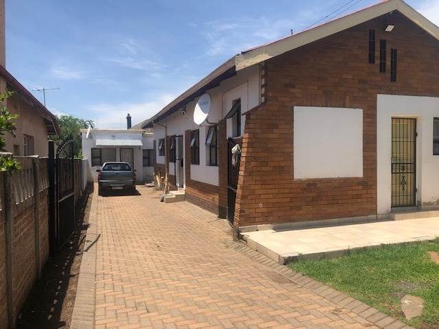 3 Bed House in Germiston South photo number 2