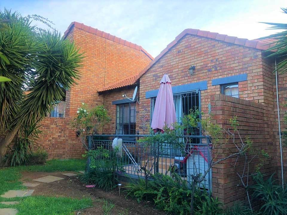 2 Bed Townhouse in Mooikloof Equestrian Estate photo number 16