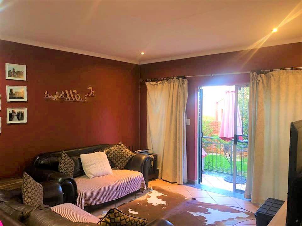 2 Bed Townhouse in Mooikloof Equestrian Estate photo number 5