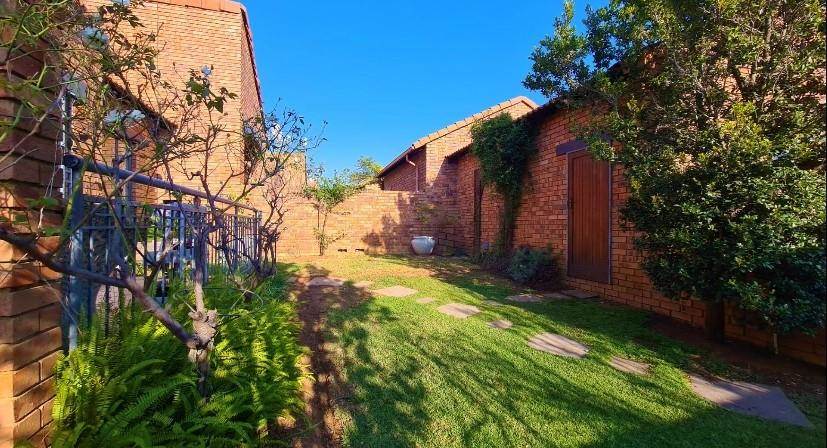 2 Bed Townhouse in Mooikloof Equestrian Estate photo number 3