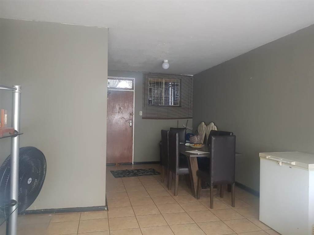3 Bed Flat in Rustenburg Central photo number 5