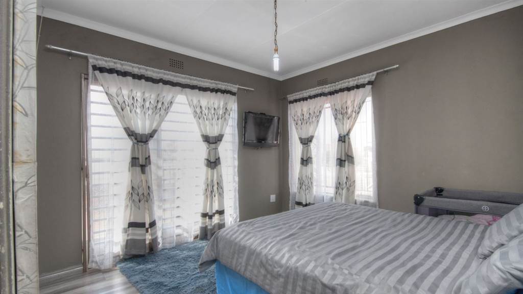 3 Bed House in Lenasia photo number 14