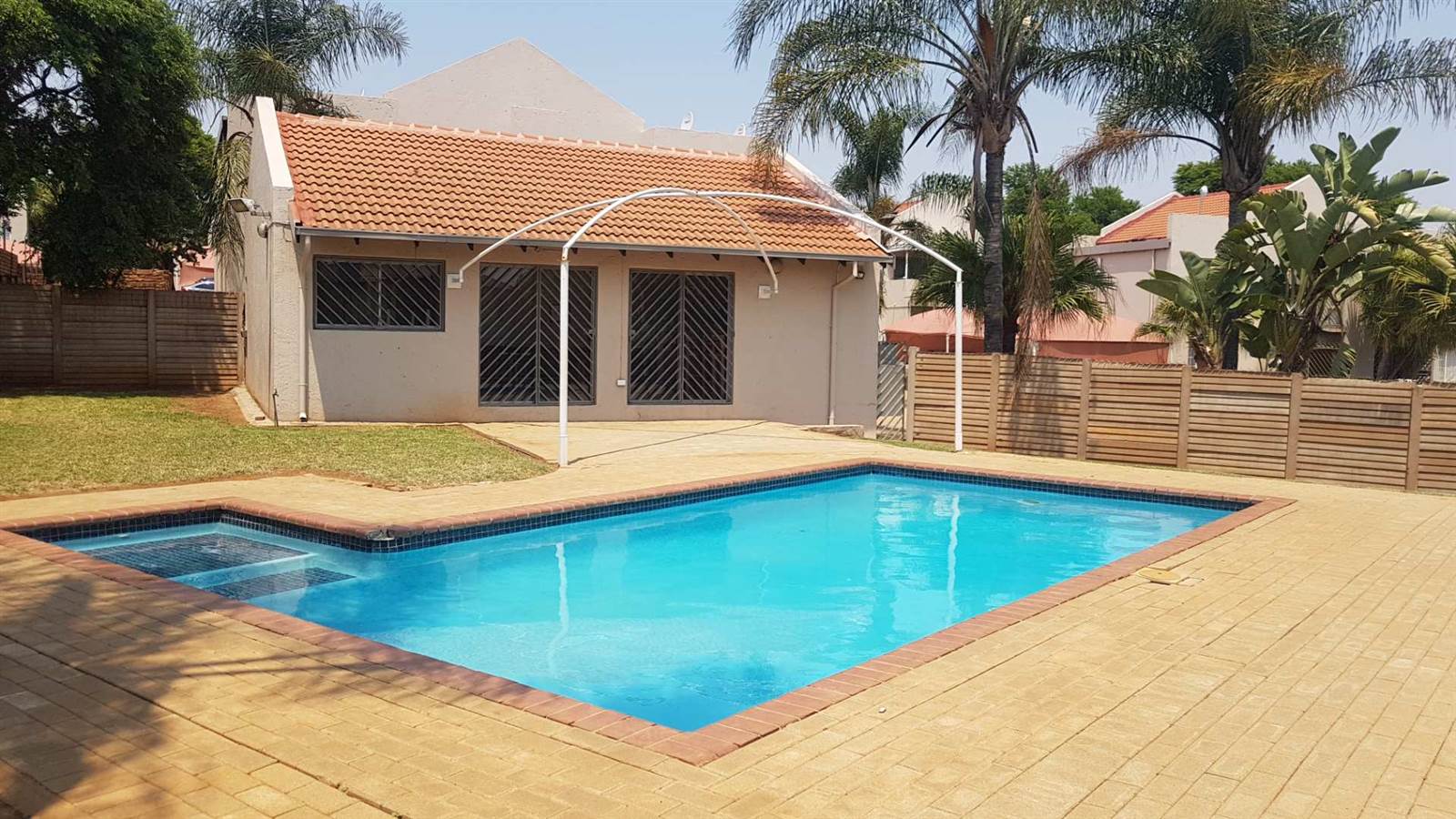 2 Bed Apartment in Garsfontein photo number 17