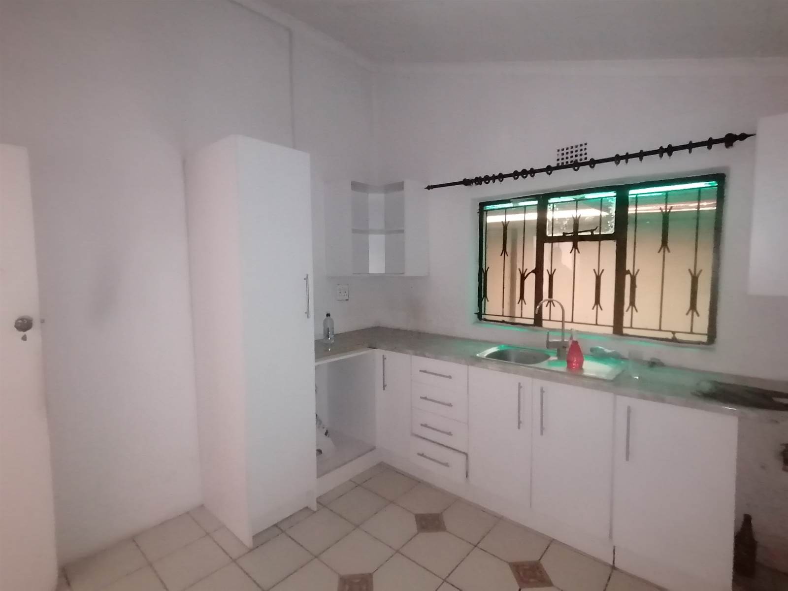 2 Bed House in Moroka photo number 4