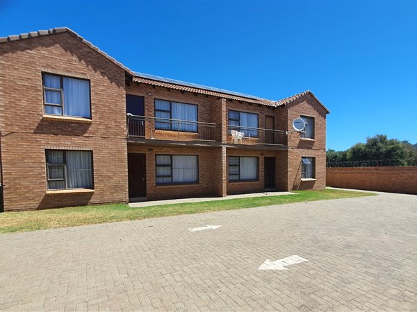 2 Bed Townhouse in Bainsvlei