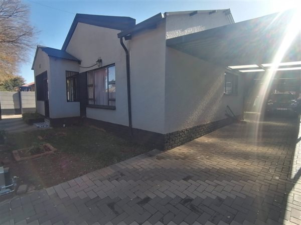 4 Bed House in Roodepoort North