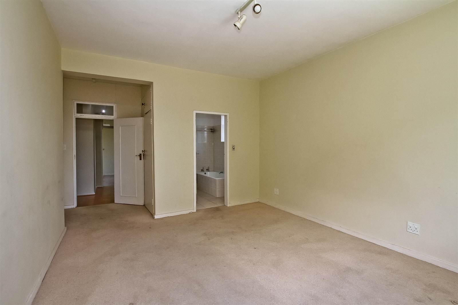 3 Bed Apartment in Craighall Park photo number 9