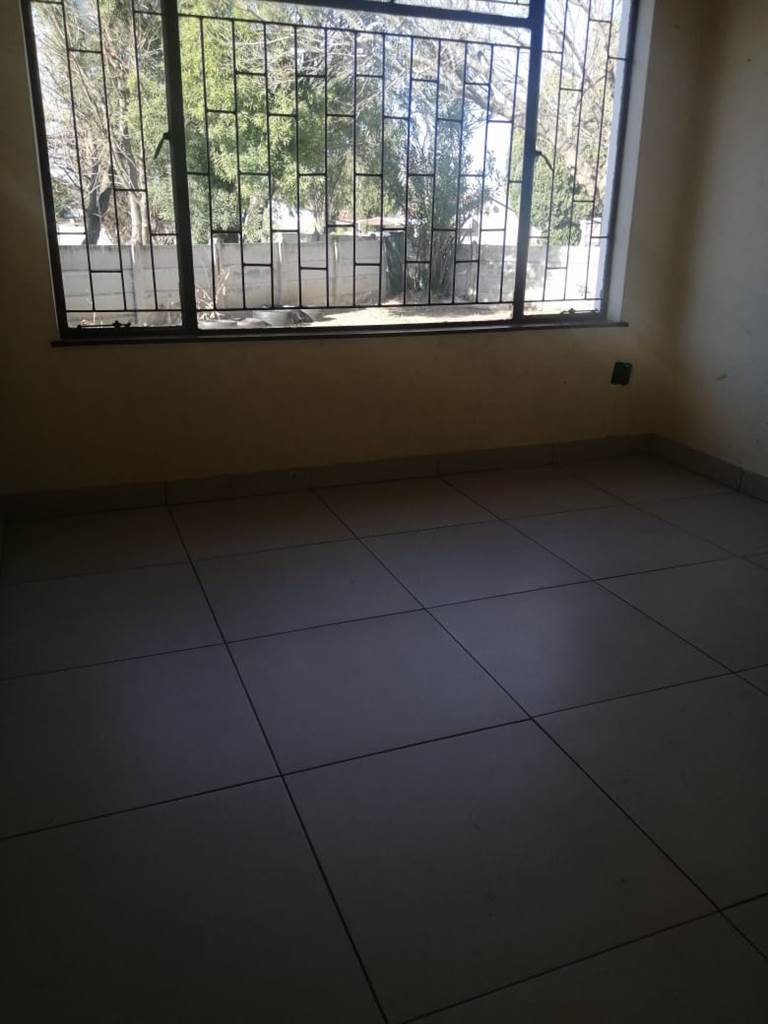 3 Bed House in Barry Hertzog Park photo number 4