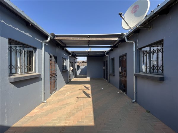 8 Bed House in Daveyton