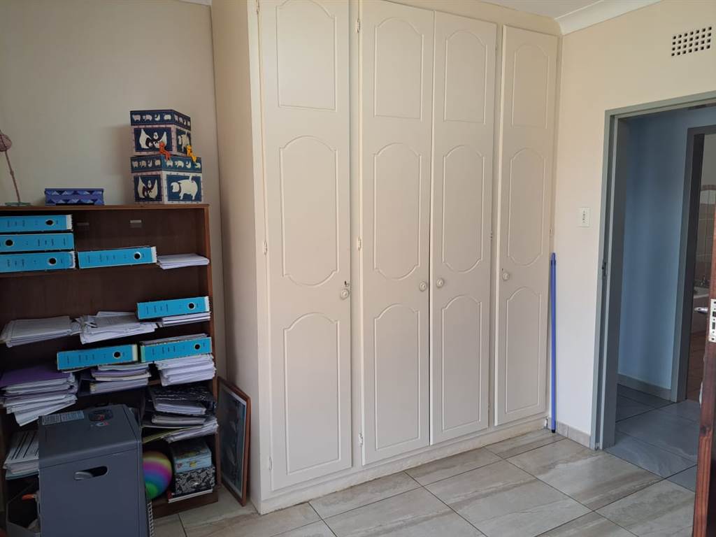 3 Bed House in Rensburg photo number 11